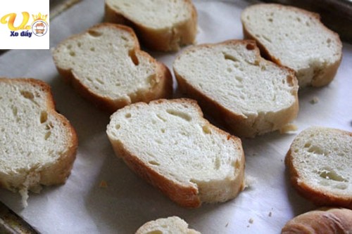 Cắt bánh mì làm 4 theo chiều dọc.